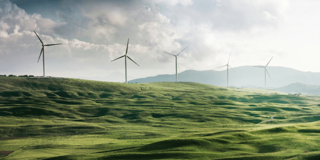 Éoliennes sur des collines verdoyantes