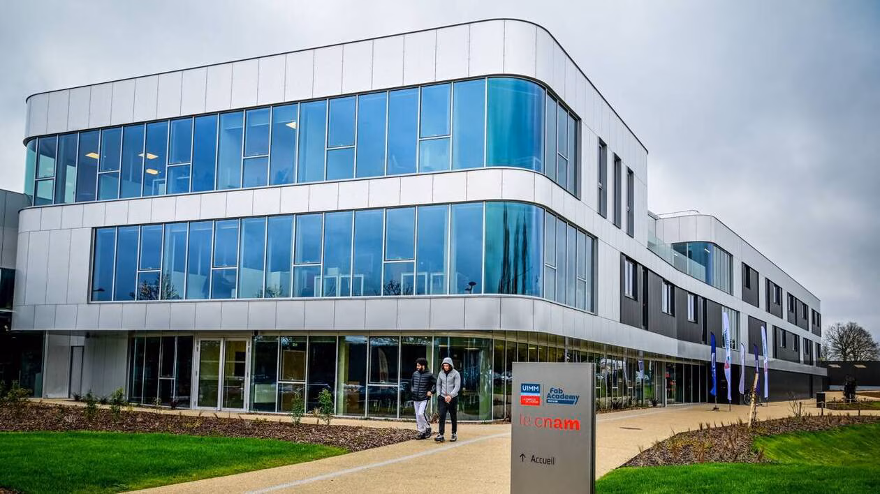 Bâtiment vitré du campus de Saint-Nazaire
