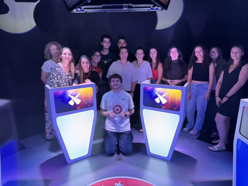 Élèves du master 2 RH de La Roche-sur-Yon sur le plateau d'un jeu télévisé